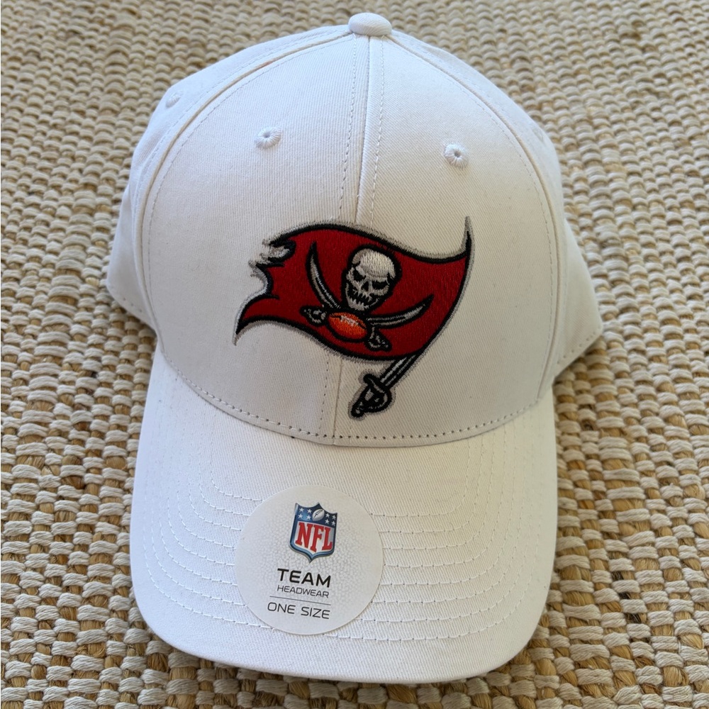 NWT Tampa Bay Bucs Buccaneers Logo Hat White one size